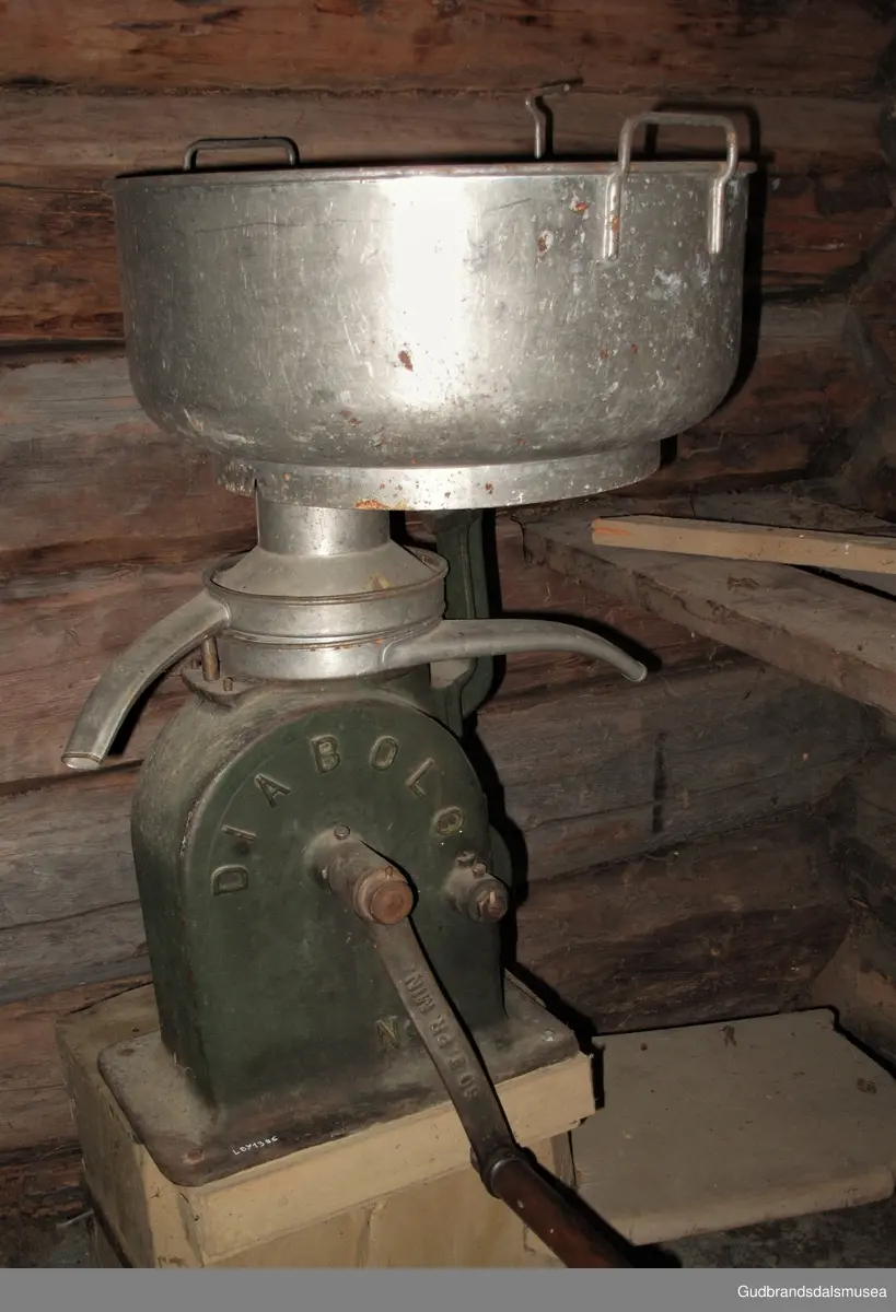 Hånddrevet separator i støpejern med separatorspann med to hanker, fløte- og skummetmelsktud i lettmetall. Montert på en ca. halv meter høy treoppsats med horisontalt brett for plassering av melkebeholder el.l. Sveiv i jern med treinnfattet håndtak. På sveiven står det 60 T. pr. Min. Antakelig er det en bruksveiledning som forteller hvor mange omdreininger man må ha pr. minutt for å få den rette hastigheten.
