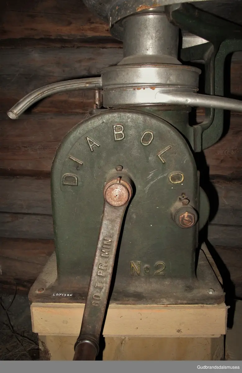 Hånddrevet separator i støpejern med separatorspann med to hanker, fløte- og skummetmelsktud i lettmetall. Montert på en ca. halv meter høy treoppsats med horisontalt brett for plassering av melkebeholder el.l. Sveiv i jern med treinnfattet håndtak. På sveiven står det 60 T. pr. Min. Antakelig er det en bruksveiledning som forteller hvor mange omdreininger man må ha pr. minutt for å få den rette hastigheten.