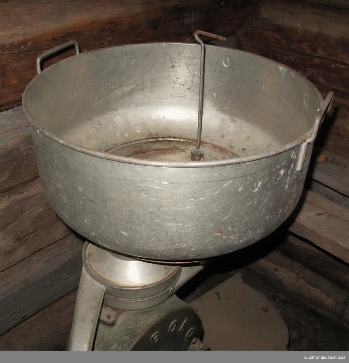 Hånddrevet separator i støpejern med separatorspann med to hanker, fløte- og skummetmelsktud i lettmetall. Montert på en ca. halv meter høy treoppsats med horisontalt brett for plassering av melkebeholder el.l. Sveiv i jern med treinnfattet håndtak. På sveiven står det 60 T. pr. Min. Antakelig er det en bruksveiledning som forteller hvor mange omdreininger man må ha pr. minutt for å få den rette hastigheten.
