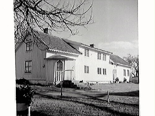 Fotografier av mangårdsbyggnaden på kaptensgården Mårtagården i Onsala och dess dåvarande ägare Knut Larsson. Fotografen Sandklef var chef för Varbergs museum 1921-1961. Efter Knuts bortgång 1961 bildades, enligt önskemål i hans testamente, Knut och Tora Larssons stiftelse som sedan 1963 har hand om gården. 
G414: Köksingången till bostadshuset. G415: Exteriörbild av bostadshuset från gårdsplanen. G416: Knut Larsson på trappan till bostaden. G417: Exteriörbild av bostadshuset från trädgårdsgrinden.