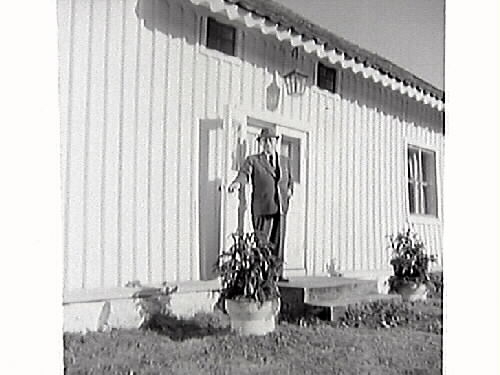 Fotografier av mangårdsbyggnaden på kaptensgården Mårtagården i Onsala och dess dåvarande ägare Knut Larsson. Fotografen Sandklef var chef för Varbergs museum 1921-1961. Efter Knuts bortgång 1961 bildades, enligt önskemål i hans testamente, Knut och Tora Larssons stiftelse som sedan 1963 har hand om gården. 
G414: Köksingången till bostadshuset. G415: Exteriörbild av bostadshuset från gårdsplanen. G416: Knut Larsson på trappan till bostaden. G417: Exteriörbild av bostadshuset från trädgårdsgrinden.