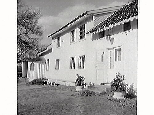 Fotografier av mangårdsbyggnaden på kaptensgården Mårtagården i Onsala och dess dåvarande ägare Knut Larsson. Fotografen Sandklef var chef för Varbergs museum 1921-1961. Efter Knuts bortgång 1961 bildades, enligt önskemål i hans testamente, Knut och Tora Larssons stiftelse som sedan 1963 har hand om gården. 
G414: Köksingången till bostadshuset. G415: Exteriörbild av bostadshuset från gårdsplanen. G416: Knut Larsson på trappan till bostaden. G417: Exteriörbild av bostadshuset från trädgårdsgrinden.