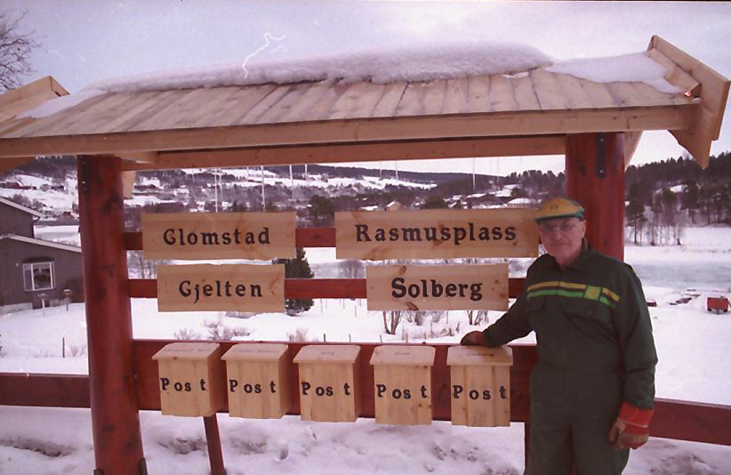Postkasse-stativ på Tolga, Erling Grue. 