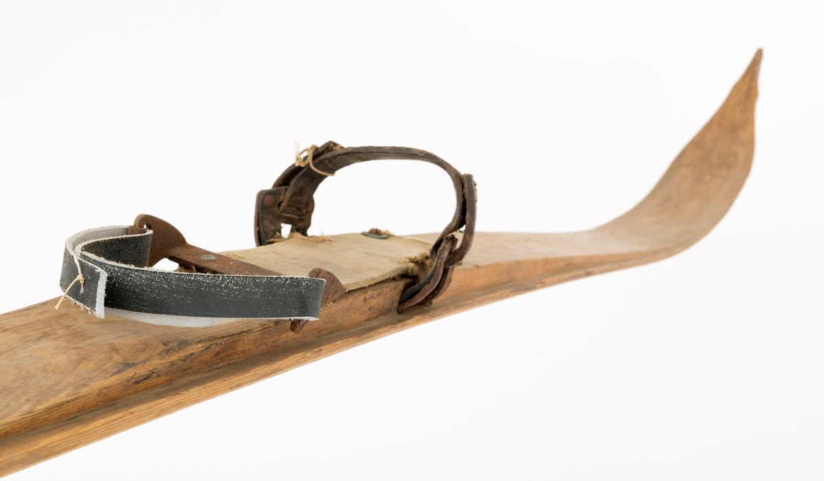 Skiene er lagd av furuvirke.  Toppen smalner framover.  Den ene skia har lengre bøy fram mot toppen enn den andre.  Langs kanten er det høvlet et spor i hver side, 1 centimeter bredt.  Tåbindingen av jern går gjennom et hull som går på tvers av skia. På den ene skia er det tåreim av lær. Under skoen er det påslått et lag med stiv seilduk. Ved hælen finnes et beslag som skal støtte skoen. Skiene er laget spesielt for jakt. 