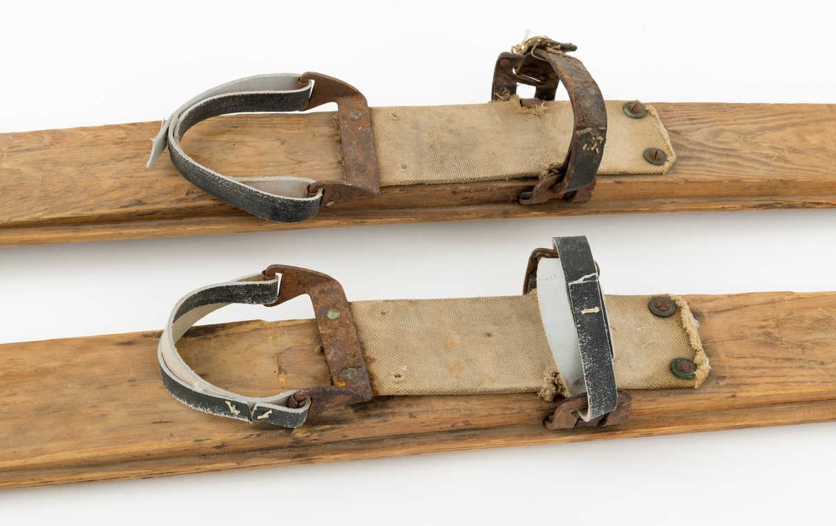 Skiene er lagd av furuvirke.  Toppen smalner framover.  Den ene skia har lengre bøy fram mot toppen enn den andre.  Langs kanten er det høvlet et spor i hver side, 1 centimeter bredt.  Tåbindingen av jern går gjennom et hull som går på tvers av skia. På den ene skia er det tåreim av lær. Under skoen er det påslått et lag med stiv seilduk. Ved hælen finnes et beslag som skal støtte skoen. Skiene er laget spesielt for jakt. 