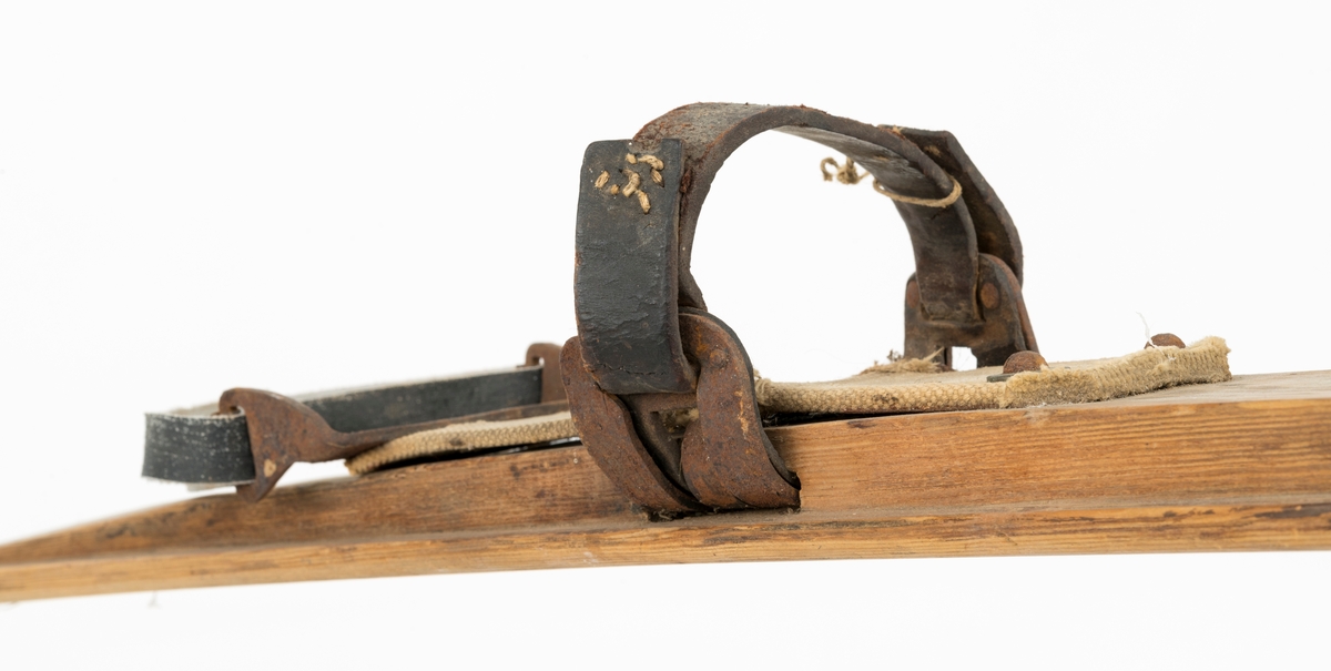 Skiene er lagd av furuvirke.  Toppen smalner framover.  Den ene skia har lengre bøy fram mot toppen enn den andre.  Langs kanten er det høvlet et spor i hver side, 1 centimeter bredt.  Tåbindingen av jern går gjennom et hull som går på tvers av skia. På den ene skia er det tåreim av lær. Under skoen er det påslått et lag med stiv seilduk. Ved hælen finnes et beslag som skal støtte skoen. Skiene er laget spesielt for jakt. 