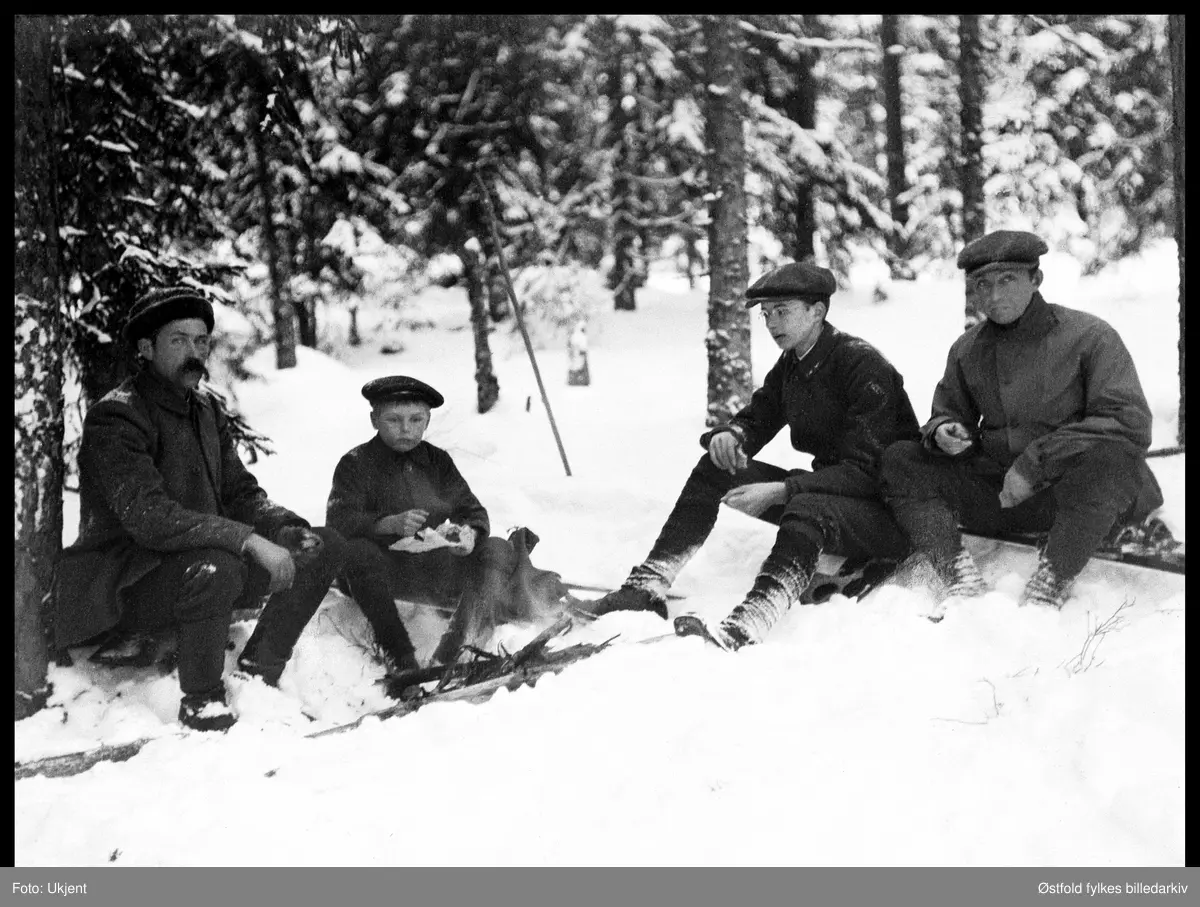 Skogsarbeid i Trosterud-skogen i Rømskog, 1914. Hvil i arbeidet - rundt bålet.
