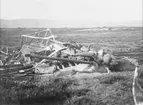 Havererat flygplan Thulin C (Albatros SW 20) ligger på flygfältet på Ljungbyhed efter kollision med marken, 12 augusti 1918.