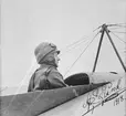 Flygläraren vid Thulins flygskola, Axel Lindh, sitter i ett flygplan. Foto signerat år 1918.