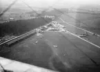 Flygfotografi över flygfältet och flygverkstaden vid Malmen, mot sydväst, omkring 1920.