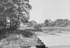 Exteriör av Thulinverken i Landskrona, slutet 1910-talet. Vy från håll, med bro i förgrunden.