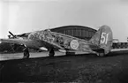 Flygplan S 16, Caproni Ca 313 står framför hangar 82 på F 3 Malmen, omkring 1942-1945.
