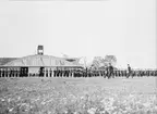 Militärt manskap uppställt framför hangar 81 på F 3 Malmen, 1940-tal.