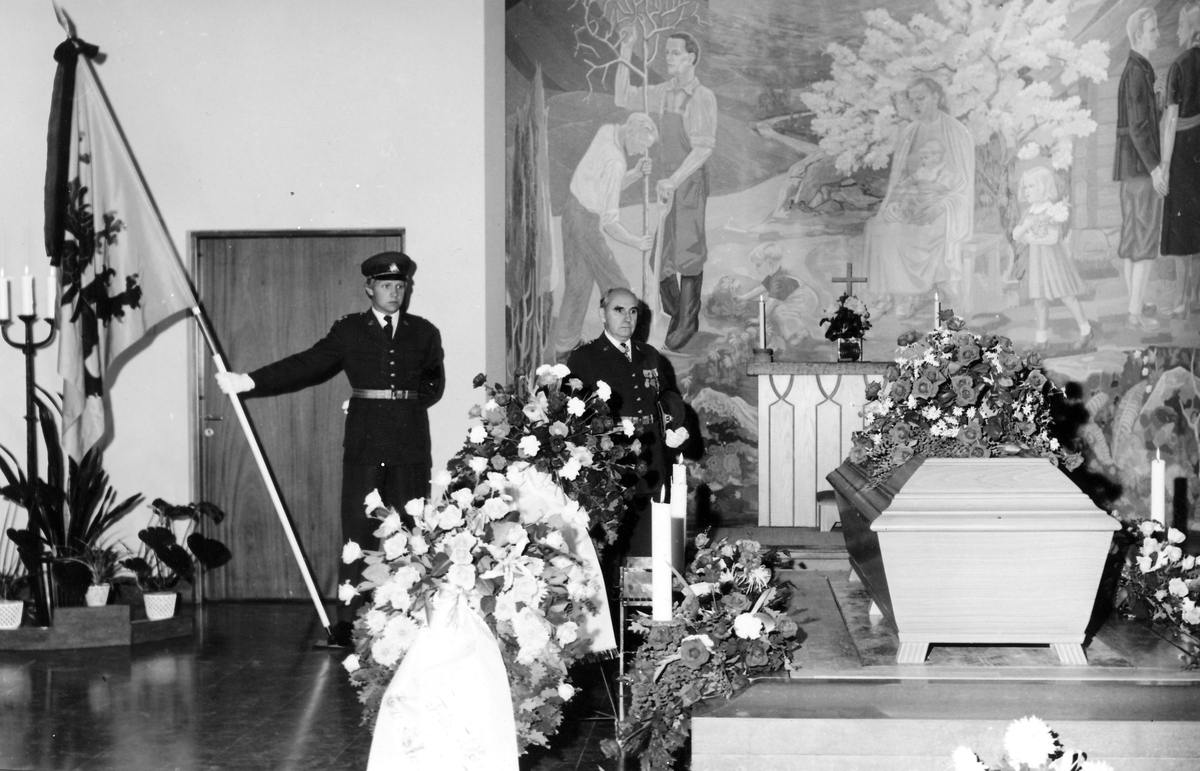 Nordanåskapellet, Katrineholm onsdagen den 22 aug 1973

Jordfästning av Södermanlands regementes siste indelta soldat Karl Oskar Hjelm. 

OBS! Fyra bilder.
Bild 1: Sergeant Bengt Helmersson (fd. Carlsson) för regementets fana vid kistan.
Bild 2: Sergeant Bengt Helmersson (fd Carlsson) och överste Gunnar Henricson.
Bild 3: Sergeant Bengt Helmersson (fd Carlsson) och överste Gunnar Henricson.
Bild 4: Regementets representanter, komminister Sture Olsson och anhöriga.