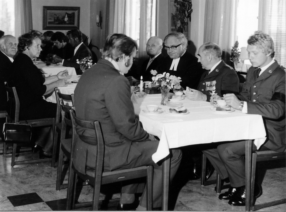 Nordanåskapellet, Katrineholm onsdagen den 22 aug 1973

Jordfästning av Södermanlands regementes siste indelta soldat Karl Oskar Hjelm. 

OBS! Fyra bilder.
Bild 1: Sergeant Bengt Helmersson (fd. Carlsson) för regementets fana vid kistan.
Bild 2: Sergeant Bengt Helmersson (fd Carlsson) och överste Gunnar Henricson.
Bild 3: Sergeant Bengt Helmersson (fd Carlsson) och överste Gunnar Henricson.
Bild 4: Regementets representanter, komminister Sture Olsson och anhöriga.