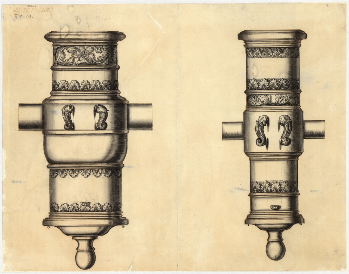 Lavering i tusch. Inom glas och ram, trä-, brunmålad. Visar två mörsare med rikt utsirad ornamentering och lyftöglor i form av delfiner.

Märkning: Lit.t K 37 (XXIII) P5 - 10.

(Tillhör serien 3892-3904)