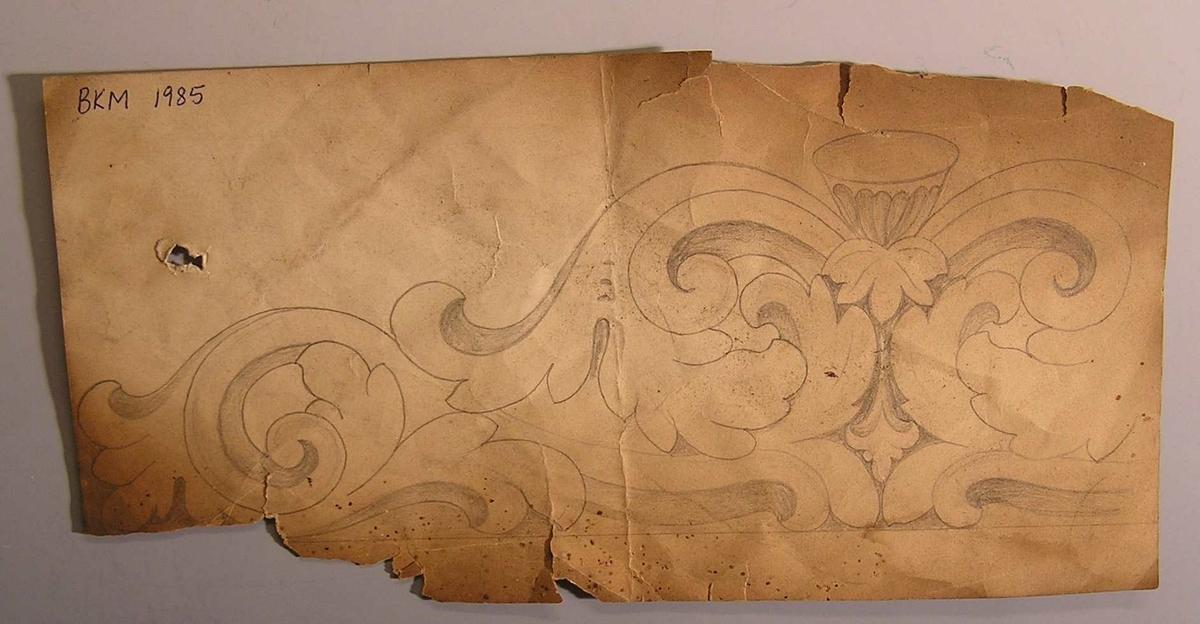 Teknikk: På en er tegnet ornament for utskjæring,men på en annen er tegnet stol identisk med "snekker Andersen-stol"
