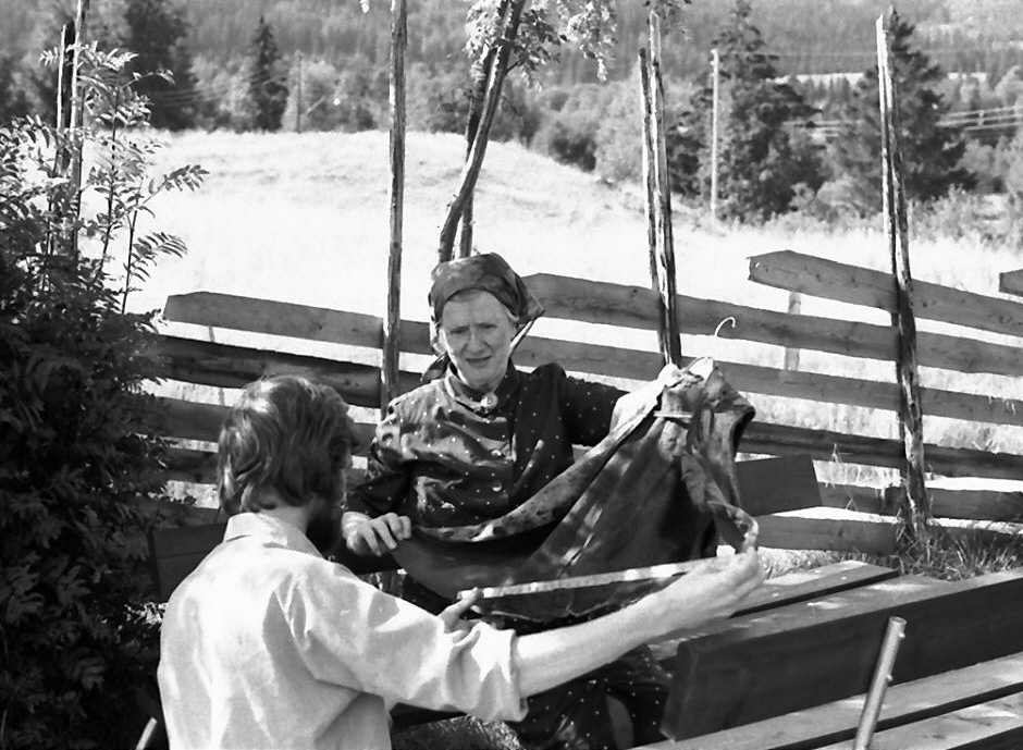 Alf Eggset og Ottilie Eggen måler og undersøker en gammel vest. 