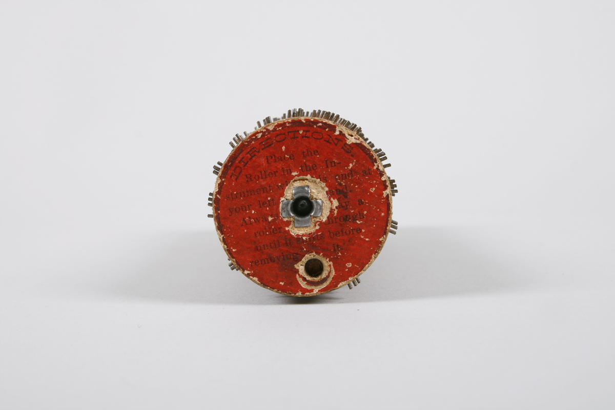 Vals av treverk med stifter i metall. Stiftet melodi Les Roses.