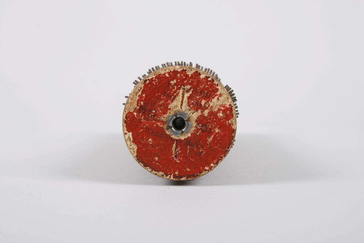 Vals av treverk med stifter i metall. Stiftet melodi Les Roses.