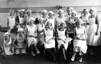 I skolköket läsåret 1933-34. Övre raden ?, ?, ?, Inez Lundin, Vera Johansson, Elsa Olsson, lärare Ingrid Andersson, ?, Maj-Lis Larsson, Sigrid Nordgren. Sittande Ing-Marie Isaksson, Saidi Andersson, ?, Birgitta Andersson, ? Inga Leksell, Bergkvist (?).