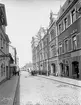 Storgatan österut i höjd med bankdirektör Jonn O Nilsons hus, till höger. Det magnifika affärs- och bostadshuset uppfördes 1893-94 och kom att inrymma ett flertal butiker i gatuplanet, bland andra J C Krouthén med brett sortiment från damkappor till järnsängar.