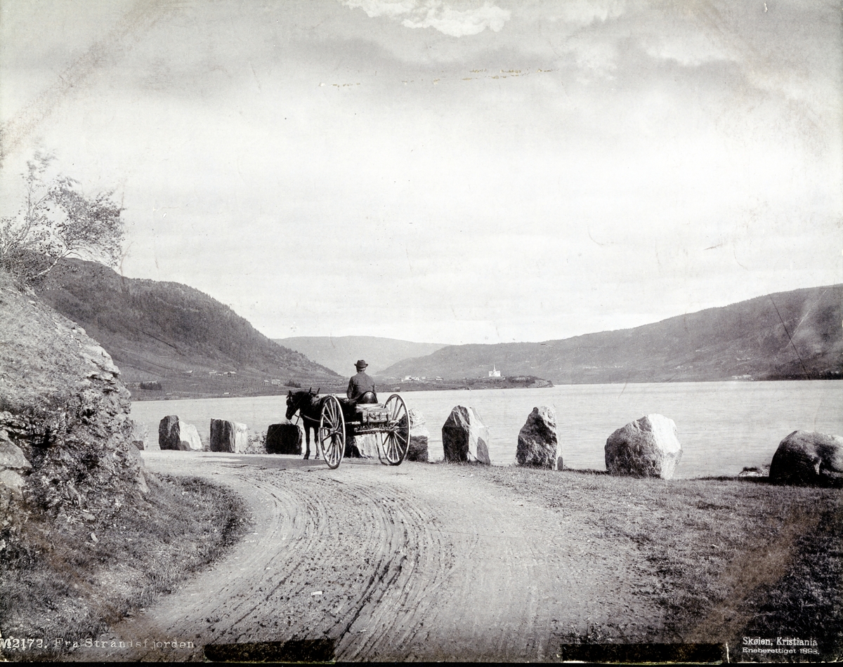 Frå Hømanberg mot Strand kyrkje, Nord-Aurdal. Strandefjorden til høgre.