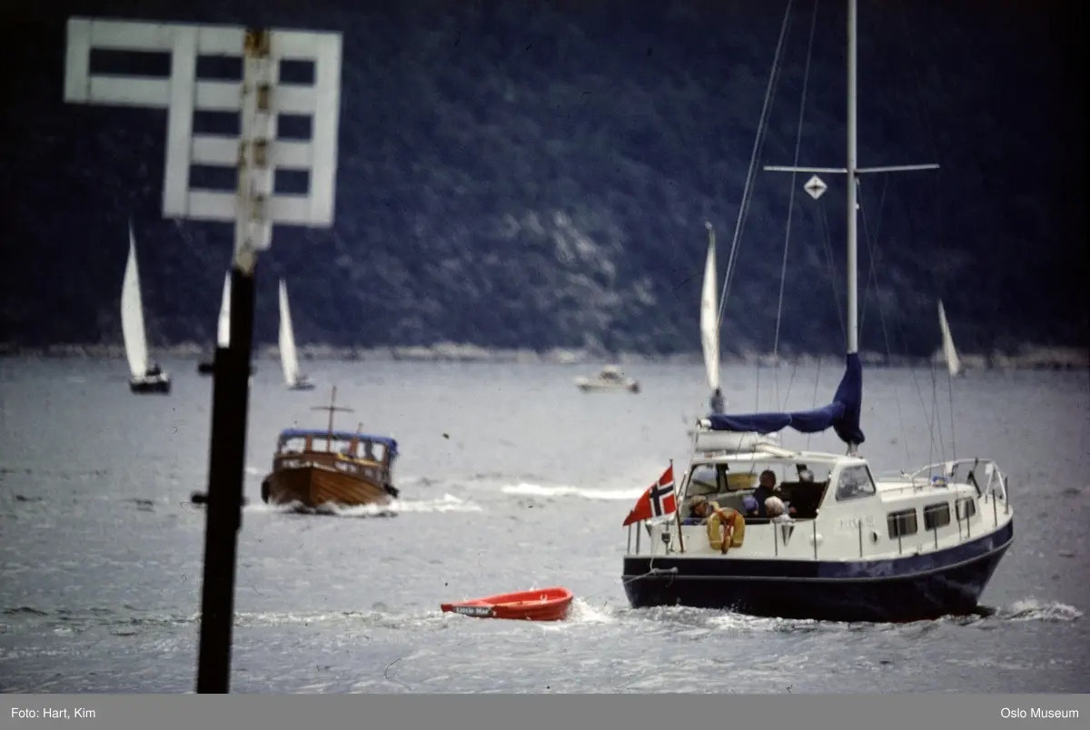 fjord, båter, mennesker, flagg, sjømerke