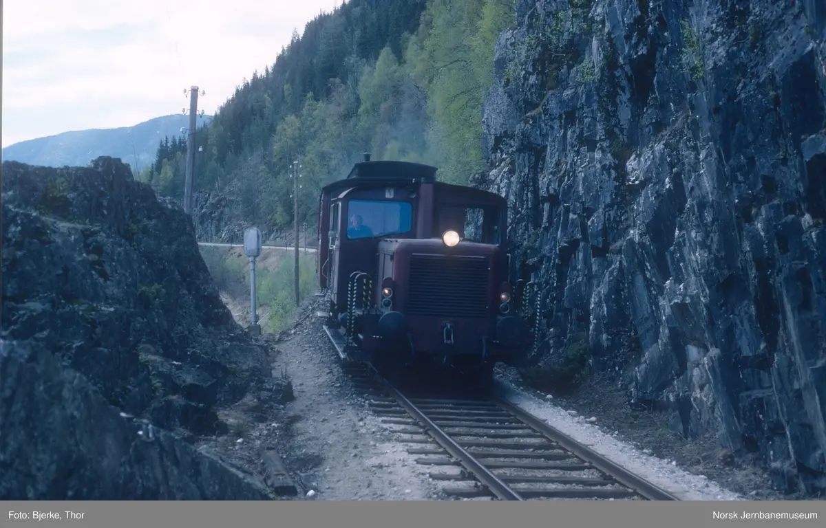 Skiftetraktor Skd 220 172 med kipptog 6391 til Rødberg umiddelbart foran Kleivedalen planovergang mellom Kittelsland og Eidsstryken