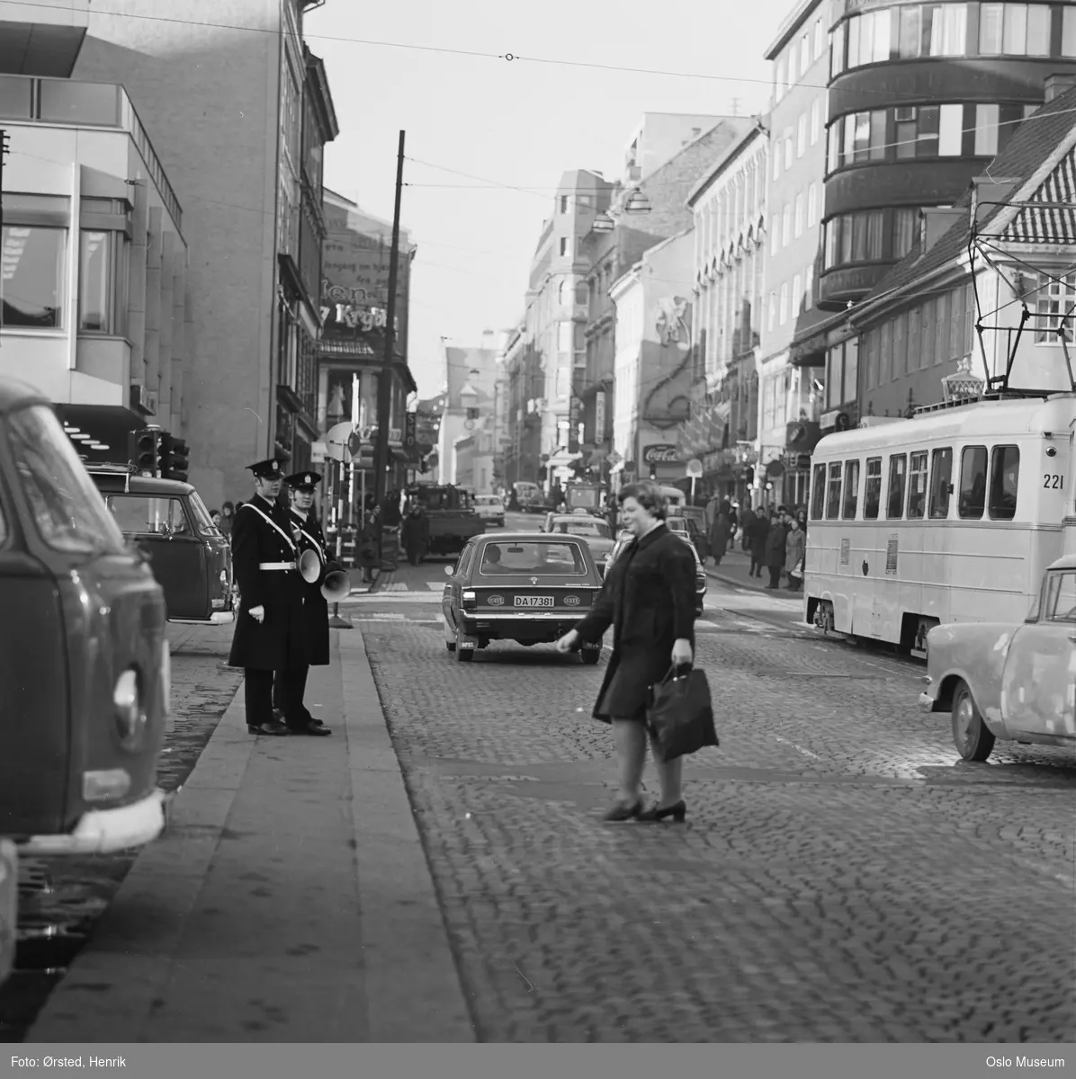 trafikk, gateliv, trafikkpoliti, biler, trikk, forretningsgårder