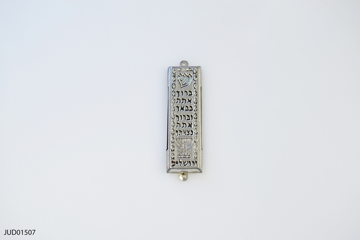 En attacheväska fylld med material för studier i judendom. 

Judaica: 3 miniatyrtorarullar i askar, 6 kasettband, mezuza, sederfat, shofar, havdalaljus i ask, kippa, tallit, arba kanfot i påse, tefillin i påse, bägare i påse, 35 chanukaljus i ask, chanukia.

Studiehäften (inledning till kursen, Judaica I, II, III, 2 st en förkortad påskhaggada med hänvisnignar till nya testamentet, beskrivning till bilden av sederbordet, hur man dukar ett sederbord, några regler och bruk angående tfilin, helger och högtidsdagar, att åskådliggöra judiskt påskfirande, kiddusch för sabbatsmåltiden, havdala, text till bildserien Judaica I II oh III.

Broschyr om purim, 4 katalogbilder på chanukior, 1 katalogbild på en sucka.