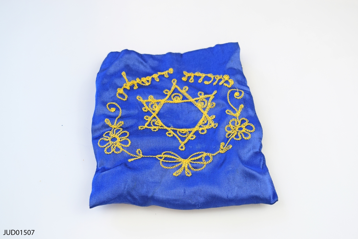 En attacheväska fylld med material för studier i judendom. 

Judaica: 3 miniatyrtorarullar i askar, 6 kasettband, mezuza, sederfat, shofar, havdalaljus i ask, kippa, tallit, arba kanfot i påse, tefillin i påse, bägare i påse, 35 chanukaljus i ask, chanukia.

Studiehäften (inledning till kursen, Judaica I, II, III, 2 st en förkortad påskhaggada med hänvisnignar till nya testamentet, beskrivning till bilden av sederbordet, hur man dukar ett sederbord, några regler och bruk angående tfilin, helger och högtidsdagar, att åskådliggöra judiskt påskfirande, kiddusch för sabbatsmåltiden, havdala, text till bildserien Judaica I II oh III.

Broschyr om purim, 4 katalogbilder på chanukior, 1 katalogbild på en sucka.