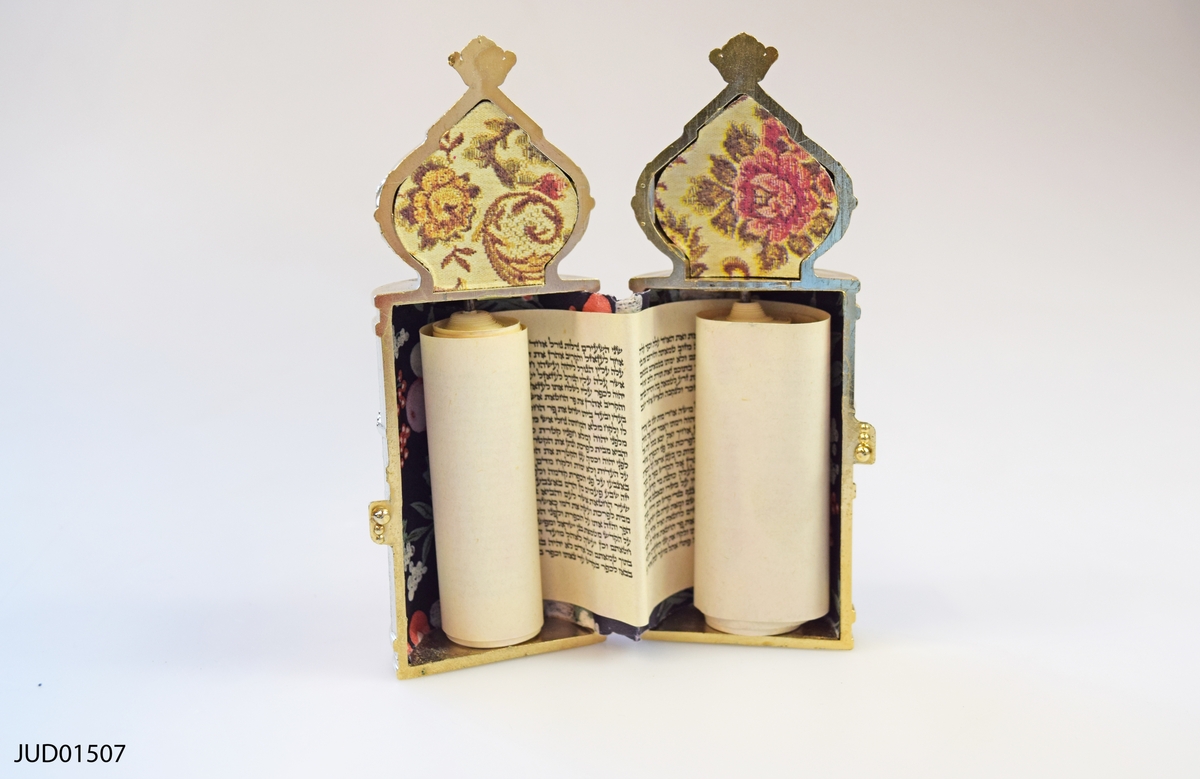 En attacheväska fylld med material för studier i judendom. 

Judaica: 3 miniatyrtorarullar i askar, 6 kasettband, mezuza, sederfat, shofar, havdalaljus i ask, kippa, tallit, arba kanfot i påse, tefillin i påse, bägare i påse, 35 chanukaljus i ask, chanukia.

Studiehäften (inledning till kursen, Judaica I, II, III, 2 st en förkortad påskhaggada med hänvisnignar till nya testamentet, beskrivning till bilden av sederbordet, hur man dukar ett sederbord, några regler och bruk angående tfilin, helger och högtidsdagar, att åskådliggöra judiskt påskfirande, kiddusch för sabbatsmåltiden, havdala, text till bildserien Judaica I II oh III.

Broschyr om purim, 4 katalogbilder på chanukior, 1 katalogbild på en sucka.