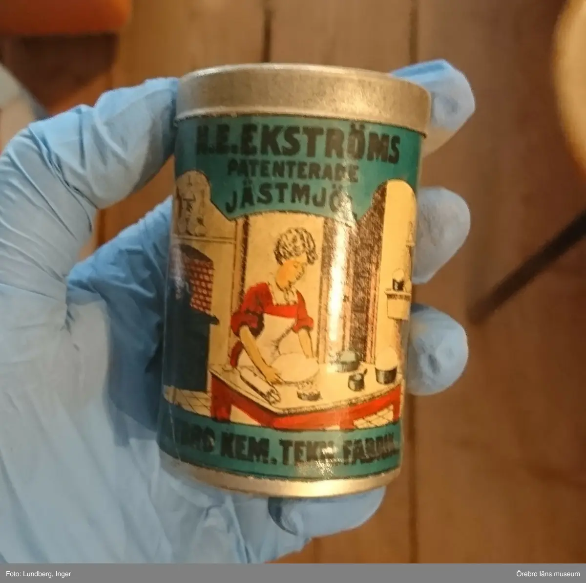 9 st plåtburkar