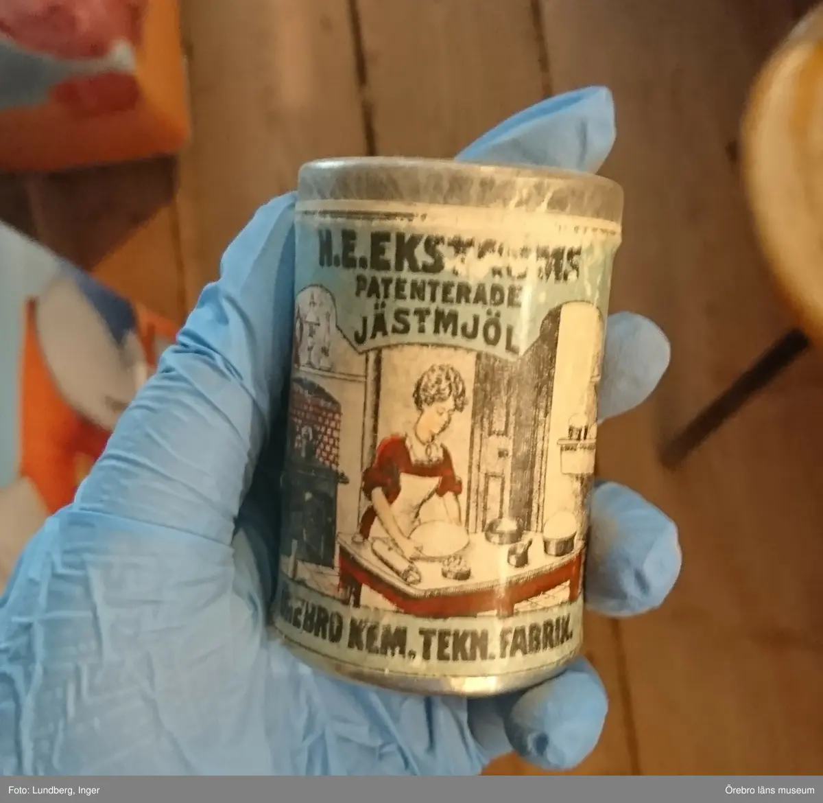 9 st plåtburkar