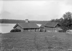 Åttingstugan under Brokind var uppenbarligen ännu bebodd när fotografen passerade en sommardag 1904. Källorna ger dock inga tydliga besked om vem eller vilka som vid tiden drog nytta av det vackra läget. Eggebynäs Lillgård, som var gårdens egentliga namn, var del av godset Brokinds ägor. I mitten av 1800-talet hade egendomens ägare inlett en rationalisering av området. Gårdarnas brukare avhystes eller fick se sig bli drängar när bruket av byns mark lades direkt under herrgården. Vem som kvinnan vi skymtar än var, räknades hon således till godsets arbetsfolk utan rätt att i någon större utsträckning bruka jorden.