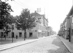 Storgatan i Linköping. Vy mot öster vid skärningen med Repslagaregatan. Gården närmast till vänster uppfördes i slutet av 1700-talet av garvaren Magnus Söderqvist. I området, nuvarande kvarteret Braxen, hade det upplysningsvis länge bedrivits garveriverksamhet och gjorde ännu så när bilden togs 1904. Ett helt annat tillkännagivande är att den nämnda fastigheten utgjorde bostad för kanalbyggaren Baltzar von Platen med familj under åren 1816-1827. Fastigheten bortom den Söderqvistska rymde mycken historia. Det var tidningen Östgötens första hus i Linköping och därifrån lät den frispråkige grundaren Isidor Kjellberg sprida sina radikala åsikter, så till den grad att han 1881 dömdes till fängelse i ett tryckfrihetsmål. Som ett minne av hans tid i USA, och som symbol för obundenhet, kan skarpsynta skönja kopian av Frihetsgudinnan på fasaden. Stundom lät Kjellberg även flankera den med både svenska såsom den amerikanska flaggan.