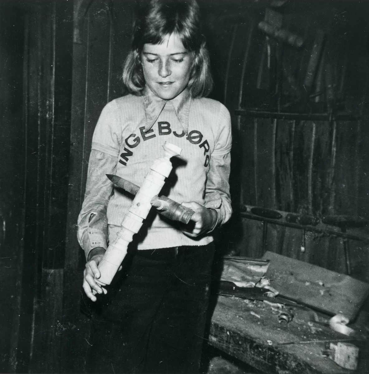 Ved eit hus i skogen.  Tatt i 1974.