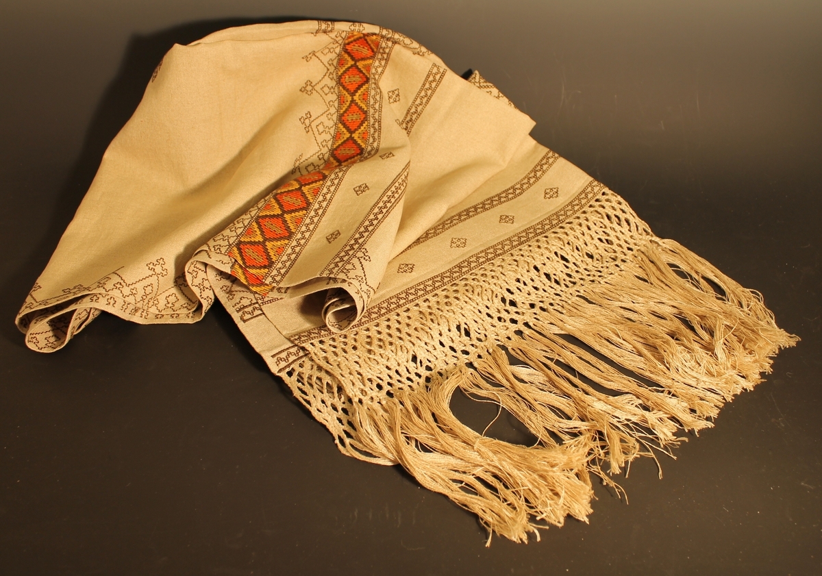 Brodert geometriske border. Flettet parti nede.