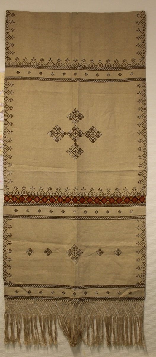 Brodert geometriske border. Flettet parti nede.