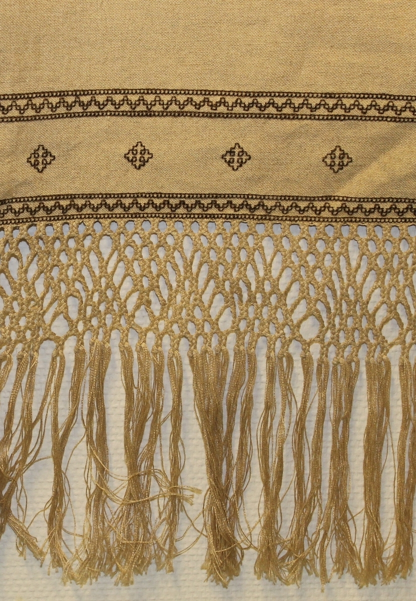 Brodert geometriske border. Flettet parti nede.