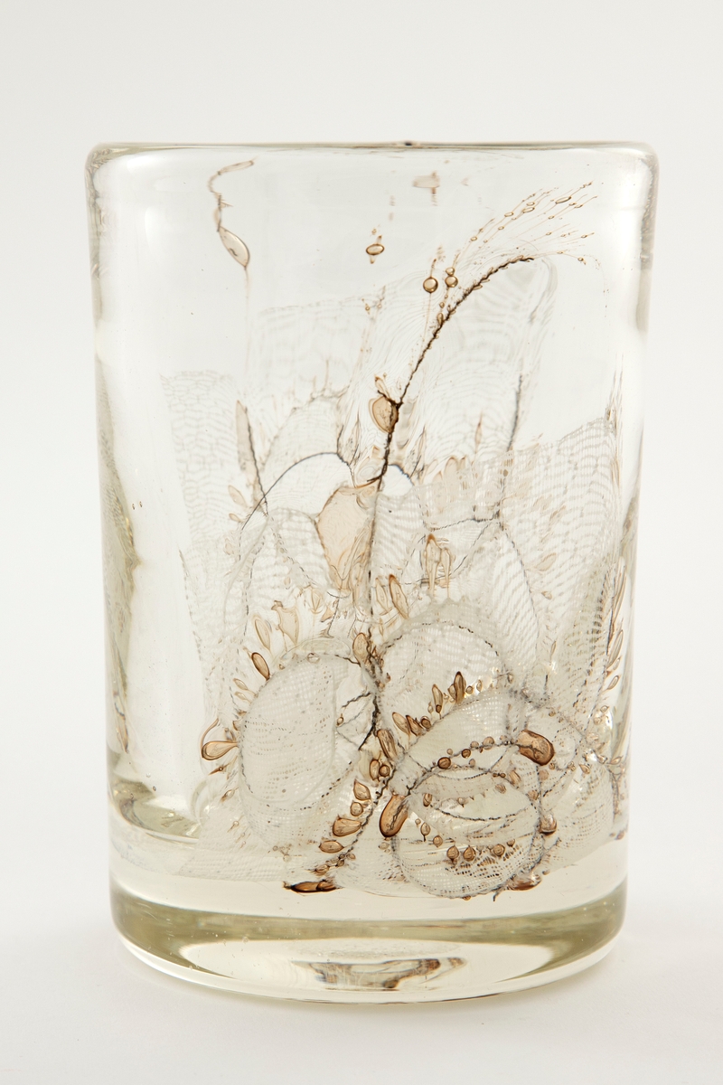 Sylinderformet vase i klart glass med innlagt fiberdekor og luftbobler.