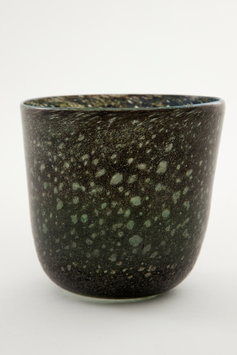 Vase i klart glass, dekorert med gråsvarte fargefibre. Vasen har en konisk form. Små luftbobler i glasset.