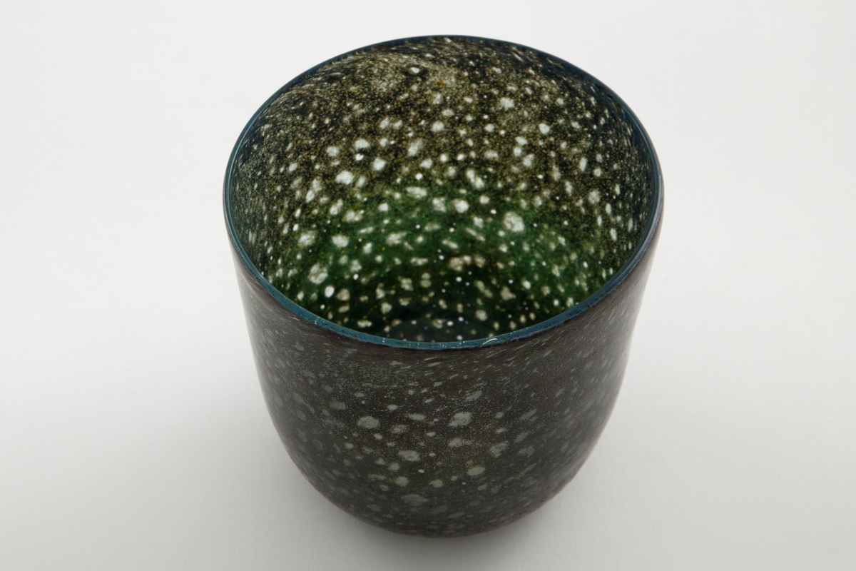 Vase i klart glass, dekorert med gråsvarte fargefibre. Vasen har en konisk form. Små luftbobler i glasset.