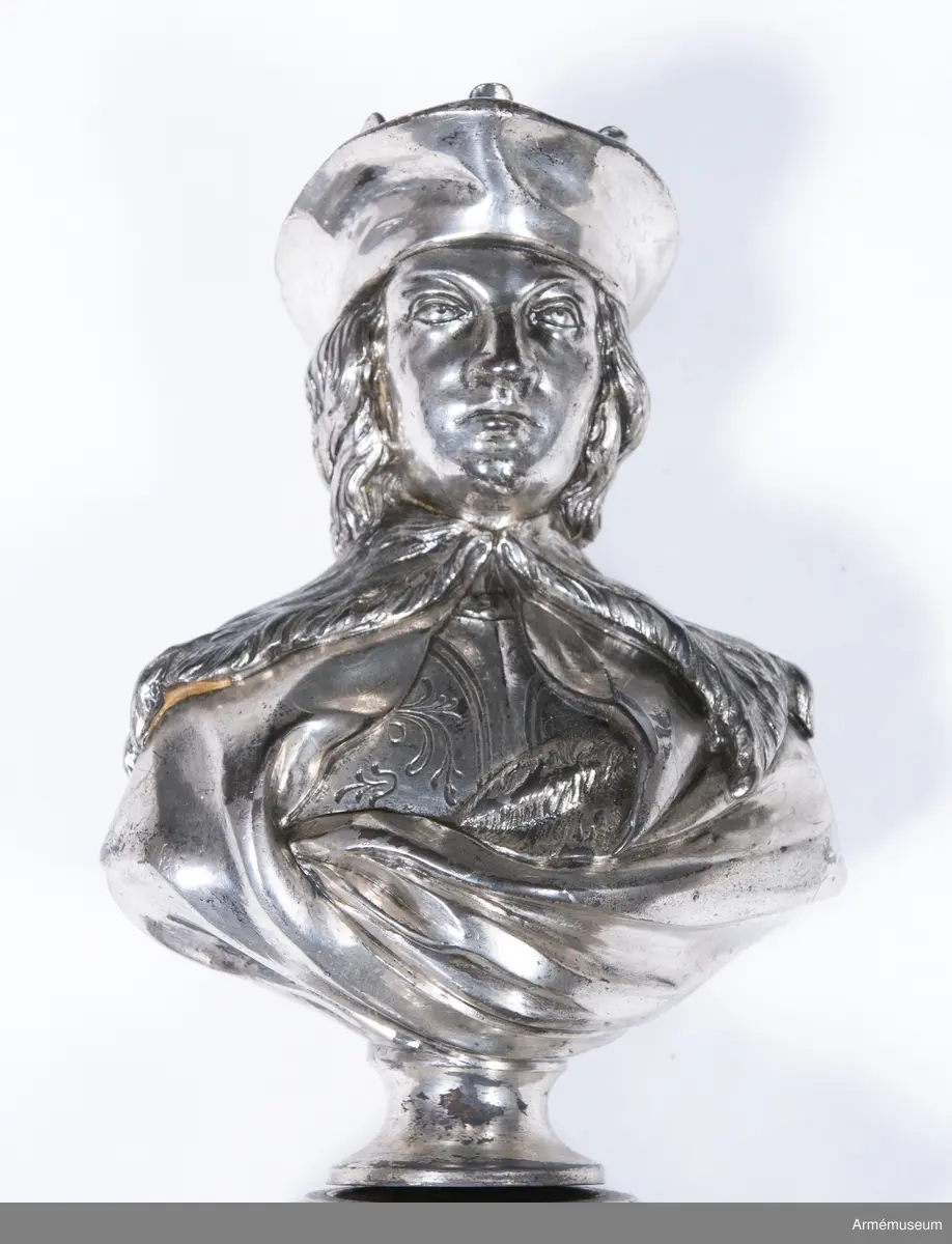 Regementsväbelstav av trä med försilvrade detaljer, knappen av massivt silver.