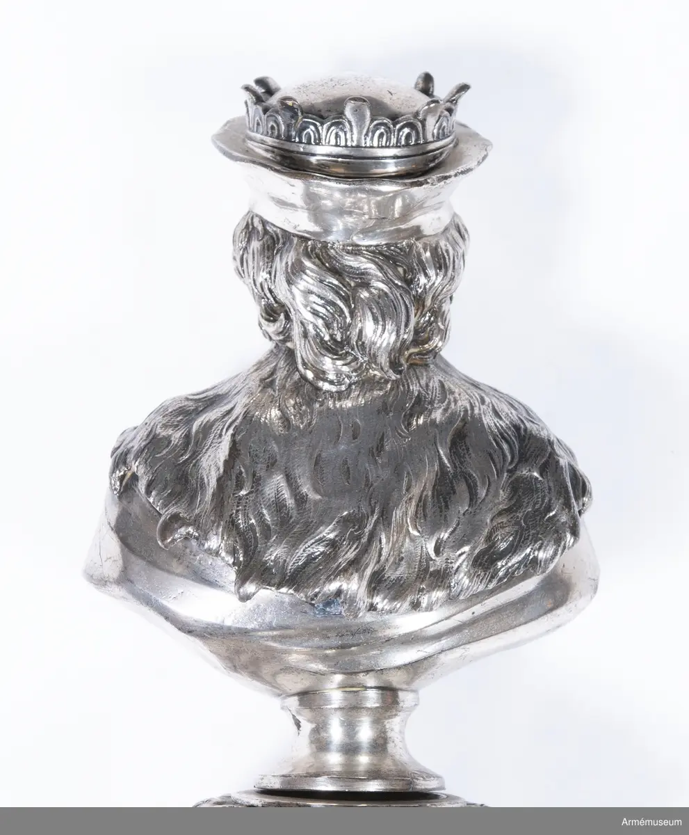 Regementsväbelstav av trä med försilvrade detaljer, knappen av massivt silver.