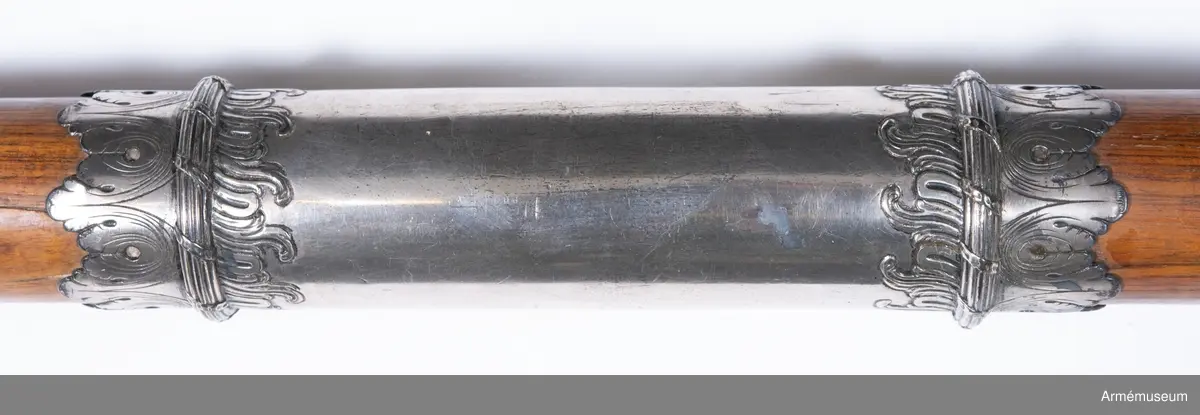 Regementsväbelstav av trä med försilvrade detaljer, knappen av massivt silver.