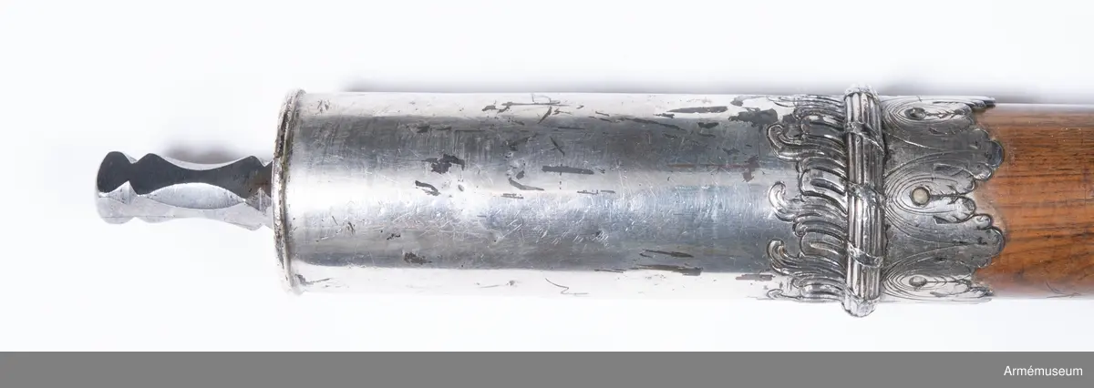 Regementsväbelstav av trä med försilvrade detaljer, knappen av massivt silver.