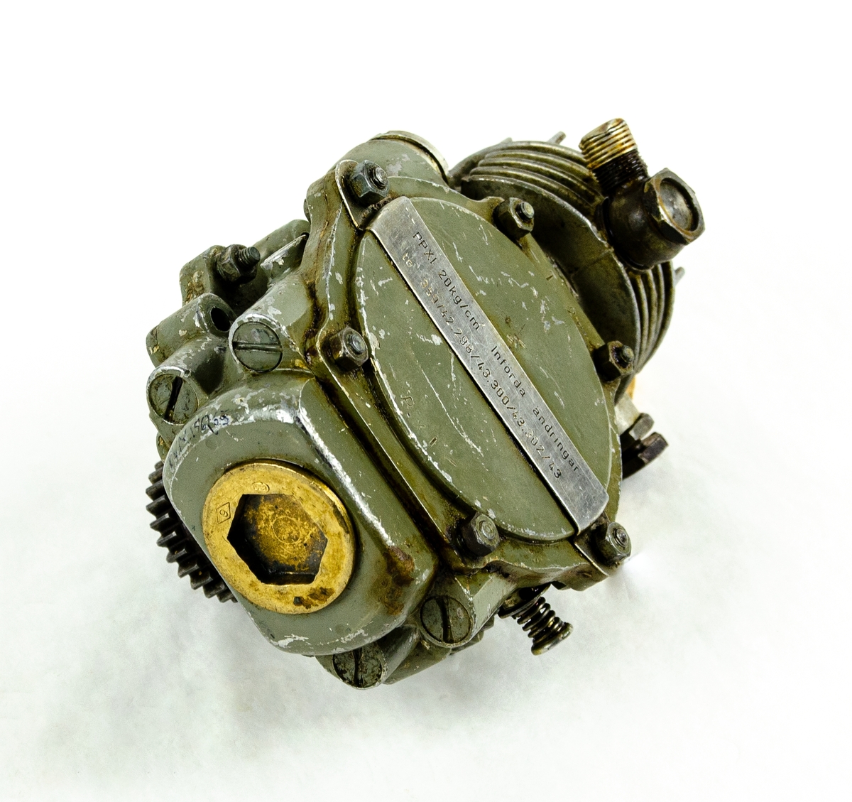 Luftkompressor motor FIAT A74. Tillverkad av metall. Tillhörandes flygplan J 11, Fiat CR.42 Falco.
