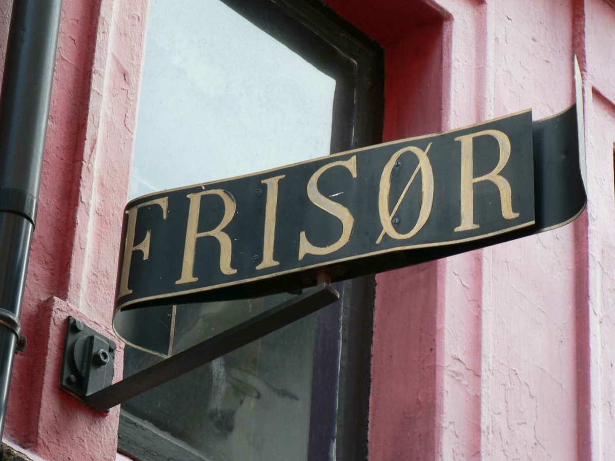 Frisørsalongen til Eldar Aslaksen, Lauersens Bakke 1A, Kragerø.
Huset i tre etasjer med salong, malerverksted, kjøkken og seng i hems.
Taklukke gjore at han kunne se stjernnen når han lå i senga. Trolig smaleste hus i Kragerø.